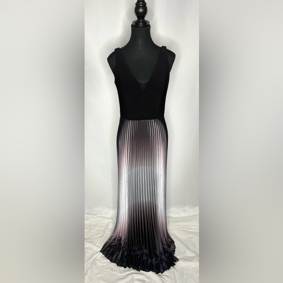 Gorgeous David’s Bridal gown size 10 - Picture 2 of 6